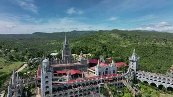 simala mosteiro santuário em cebu ilha, Filipinas, aéreo Visão video