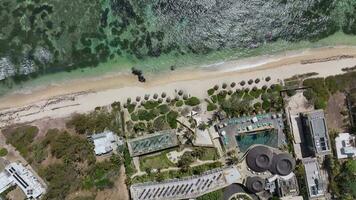 lujo playa y recurso en el Oceano costa, aéreo ver video