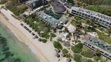 Luxus Strand und Resort auf das Ozean Küste, Antenne Aussicht video