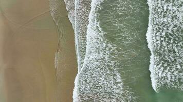 ondas e esvaziar arenoso praia, aéreo Visão video