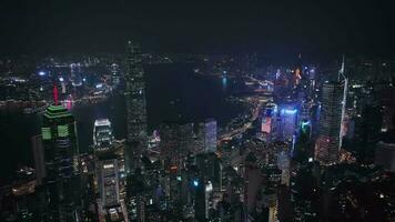 nuit panorama de le entier illuminé Hong Kong, aérien vue video