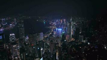 natt panorama av de hela upplyst hong kong, antenn se video