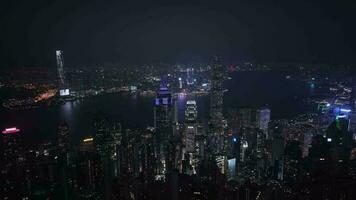 natt panorama av de hela upplyst hong kong, antenn se video