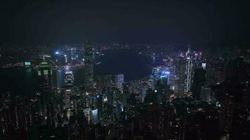 nacht panorama van de geheel verlichte hong kong, antenne visie video