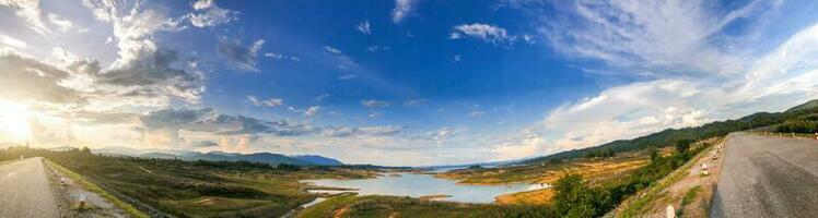 hermosa ver de montaña, azul cielo. estruendo represa tafa, sirikit represa uttaradit tailandia foto