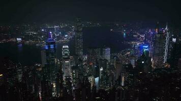 natt panorama av de hela upplyst hong kong, antenn se video