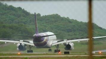 phuket, thailand november 27, 2017 - thai luftvägarna flygbuss a330 saktar ner ner efter landning i phuket flygplats hkt. video