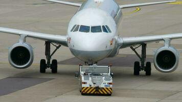 Düsseldorf, Deutschland Juli 23, 2017 - - germanwings Airbus zieht das Traktor auf zu das Runway Vor Abfahrt beim Düsseldorf Flughafen dus. Traktor zieht ein Passagier Flugzeug video