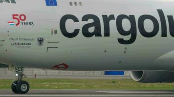 novosibirsk, ryska federation juni 10, 2020 - cargolux boeing 747 taxning på tolmachevo flygplats, novosibirsk ovb. se av de chassi och motor av en enorm boeing video