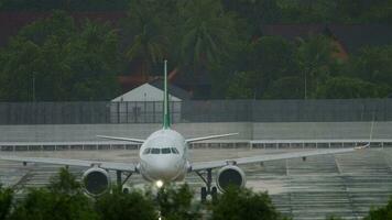 unbekannt Zivilist Flugzeug Fahrten zu das Start von das Runway beim Phuket International Flughafen, Thailand. Tourismus und Reise Konzept video