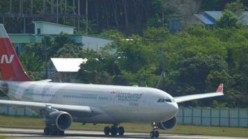 phuket, tailandia 30 de noviembre de 2019 - airbus a330 de nordwind taxis después de aterrizar en la terminal del aeropuerto de phuket hkt. llegada del avión a la isla de phuket. concepto de turismo y viajes video