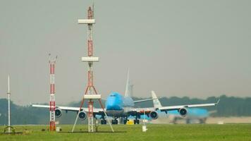 amsterdam, de nederländerna juli 27, 2017 - boeing 747 av klm flygbolag accelererar till ta av. passagerare flyg avgår på schiphol flygplats, amsterdam video
