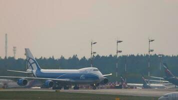 Moscou, russe fédération juillet 29, 2021 - Boeing 747 pont aériencargaison roulage sur le aérodrome à sheremetievo aéroport, longue tir. premier plan avion aéroflot roulage. cargaison géant jet à le aéroport video