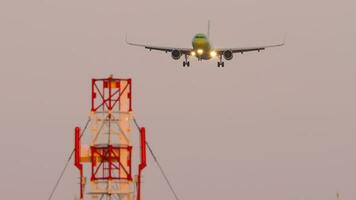 cenas do comercial aeronave moscas. passageiro jato avião Aproximando para pousar. avião descida, pôr do sol ou alvorecer. turismo e viagem conceito video