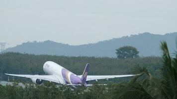 Phuket, Thailand November 26, 2017 - - thailändisch Atemwege Airbus 350 nehmen aus von Phuket International Flughafen hkt. video