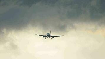 bürgerlich Flugzeug Ansatz Vor Landung im das stürmisch dunkel Himmel. Tourismus und Reise Konzept. video