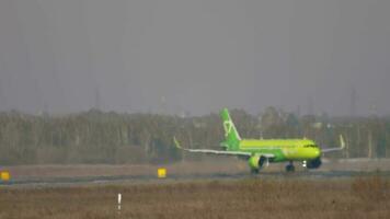 novosibirsk, ruso federación mayo 10, 2021 - comercial chorro avión aerobús a320 de s7 aerolíneas rodaje a tolmachevo aeropuerto ovb. turismo y viaje concepto video