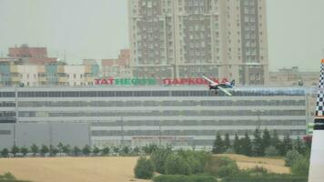 Kasan, Russisch Föderation, Juni 14, 2019 - - Licht Motor Sport Flugzeug fliegt beim das rot Stier Luft Rennen im Kasan. extrem Flugschau Pilot Stunts video
