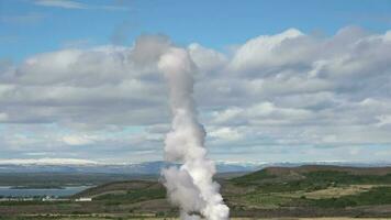 sources chaudes fumantes sur les champs de soufre volcaniques d'islande. video