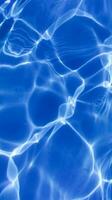 reflexiones de azul agua en el piscina foto