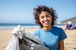 retrato cerca arriba sonriente mezclado carrera voluntario mujer coleccionar basura en el playa, azul Oceano y cielo antecedentes. ai generado foto