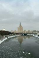 rascacielos en kotelnicheskaya terraplén foto