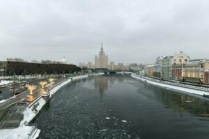 rascacielos en kotelnicheskaya terraplén foto