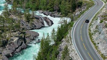 ein Auto auf ein szenisch norwegisch Route entlang das Fluss Antenne Sicht. video