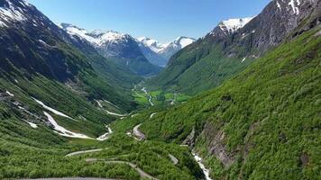 szenisch norwegisch Landschaft mit Wicklung Berg Straße video