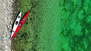 aéreo ver de kayaks atracado en un lago apuntalar video