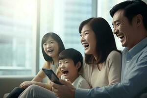 familia riendo mientras sentado en frente de televisión papá sostener teléfono. ai generado foto