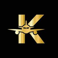 concepto de logotipo de viaje de letra k con símbolo de avión volador vector