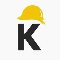 letra k casco construcción logo concepto con la seguridad casco icono. Ingenieria arquitecto logotipo vector