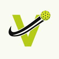 letra v pickleball logo concepto con Moviente pepinillo pelota símbolo. pepinillo pelota logotipo vector