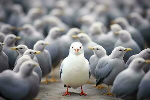 en pie fuera desde el multitud , blanco pájaro en pie Entre hombre gris aves. ai generado foto
