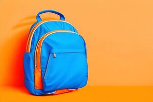 azul colegio mochila en naranja fondo, espalda a colegio concepto con Copiar espacio. ai generado foto