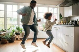 contento africano americano familia padre y pequeño hijo bailando en un cocina. ai generado foto