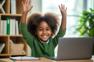 pequeño africano americano colegio niña levantamiento manos arriba con emoción durante hogar distancia educación. ai generado foto