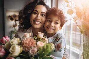 joven étnico mujer madre con flor ramo de flores abrazando hijo mientras consiguiendo Felicidades en de la madre día. ai generado foto