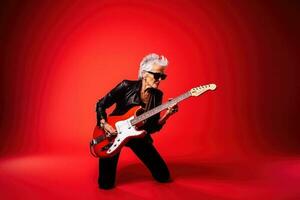 retrato de un frio de moda antiguo mujer jugando un guitarra en rojo estudio antecedentes. ai generado foto