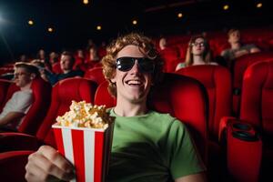 hombre comiendo palomitas de maiz en un película teatro, sentado y comiendo Palomitas. ai generado foto