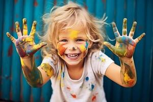 retrato de un gracioso niño niña muestra manos sucio con pintar. ai generado foto