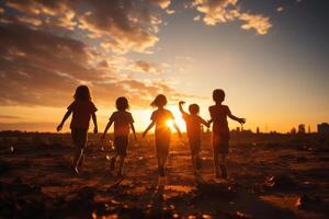 silueta de niños saltar alegría contento hora en contra puesta de sol. ai generado foto