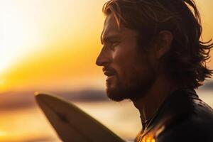 hombre con tabla de surf en mar playa a puesta de sol. generativo ai foto