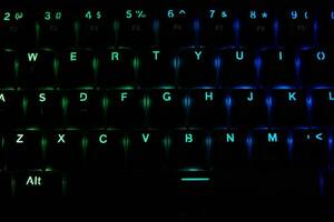 teclado rgb para juegos sobre fondo oscuro foto