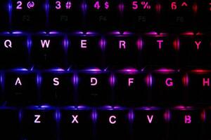 teclado rgb para juegos sobre fondo oscuro foto