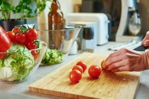 mujer preparar ensalada con Cereza tomate foto