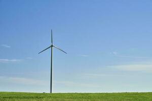 aerogenerador en el campo. concepto de energía eólica foto