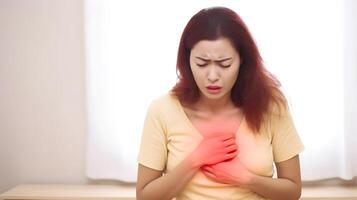 asiático mujer con cofre dolor. corazón ataque paciente. ai generado foto