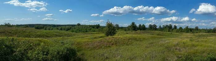 panorama. grande tamaño. paisaje. prados y barrancos en un soleado verano día. hermosa azul cielo con nubes foto